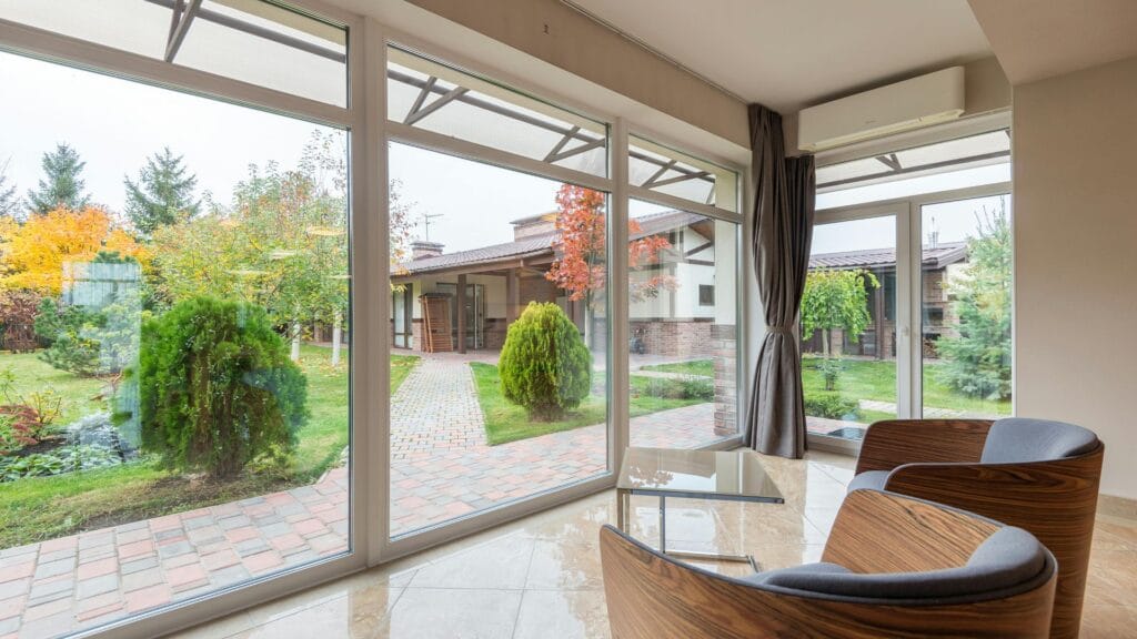 Czyste panoramiczne okna w nowoczesnym wnętrzu z widokiem na ogród – NOVA Stalowa Wola